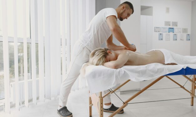 Quels sont les différents types de tables de massage pour professionnels du bien-être ?